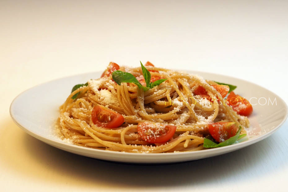 The DASH diet recipe - wholegrain pasta with tomatoes and basil