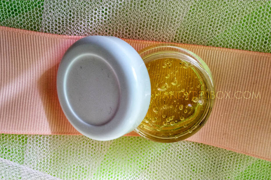 Cosmetic mask for oily skin with Aloe Vera gel and tea tree essential oil. Ready to use.