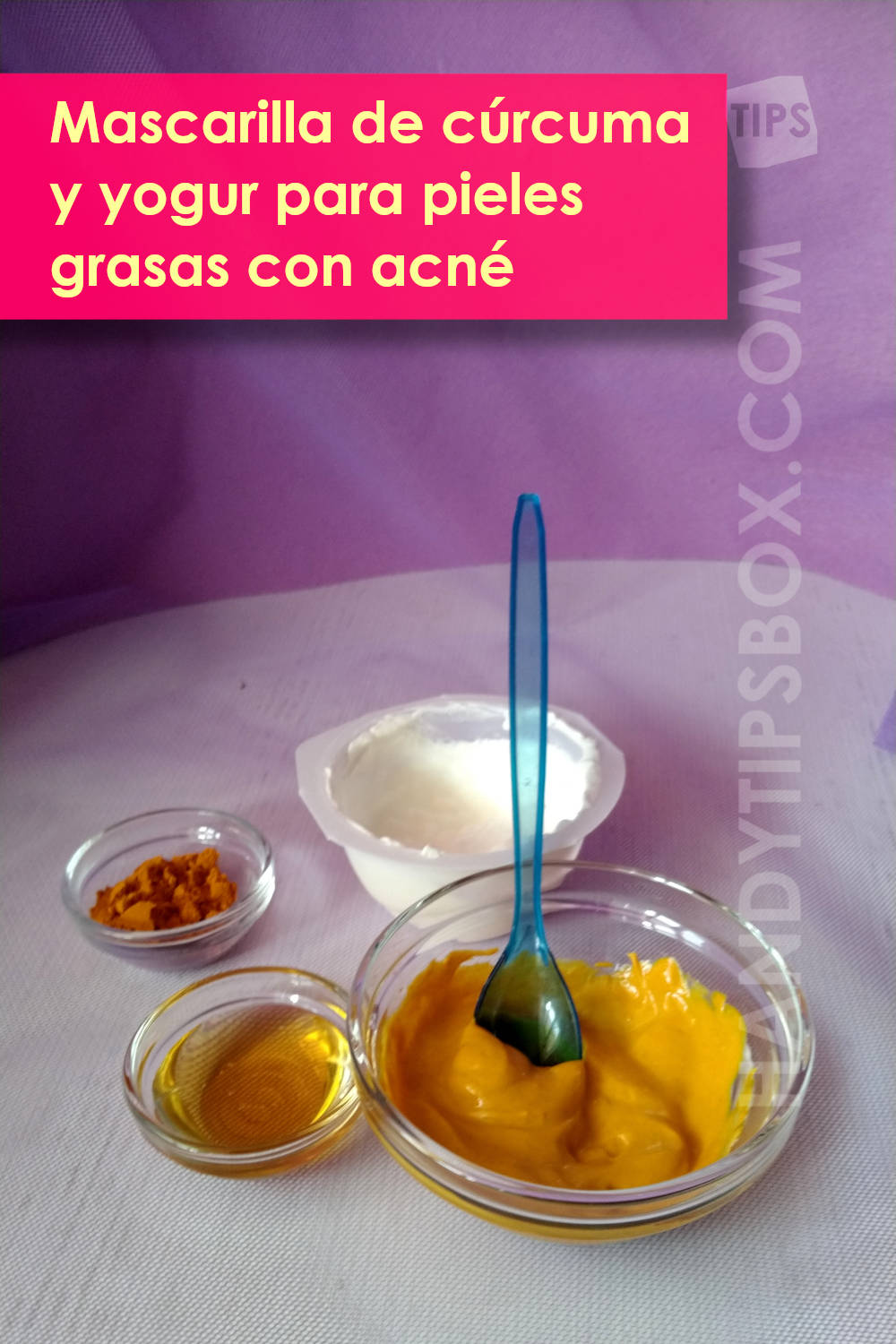 Mascarilla cosmética de cúrcuma y yogur. Ingredientes y mascarilla lista para usar. Imagen vertical.