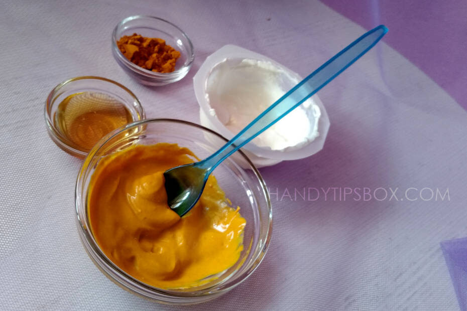 Home remedy for oily skin with acne: cosmetic mask of turmeric and yogurt. Ingredients and ready to use mask.