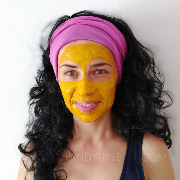 Home remedy for oily skin with acne: cosmetic mask of turmeric and yogurt. Application demo.