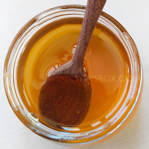 La mascarilla facial casera de canela y miel que puede ayudar a eliminar el acné. Ingredientes - miel.