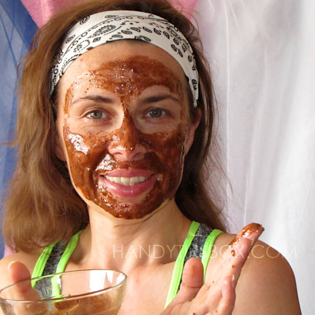 The homemade cinnamon and honey face mask that can help get rid of acne. Application demo.