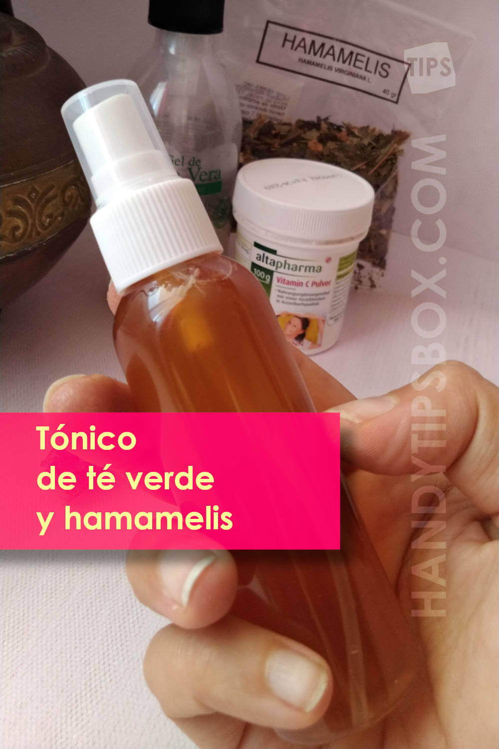 Tónico casero de Hamamelis en una botella con spray