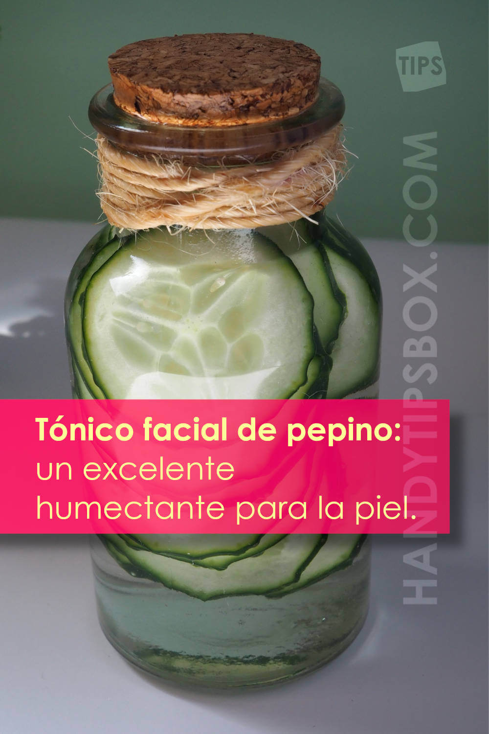 Tonico de pepino para piel - rodajas de pepino en una botella transparente con corcho